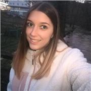 Chica que ofrece apoyo y ayuda en los deberes y en las materias necesarias